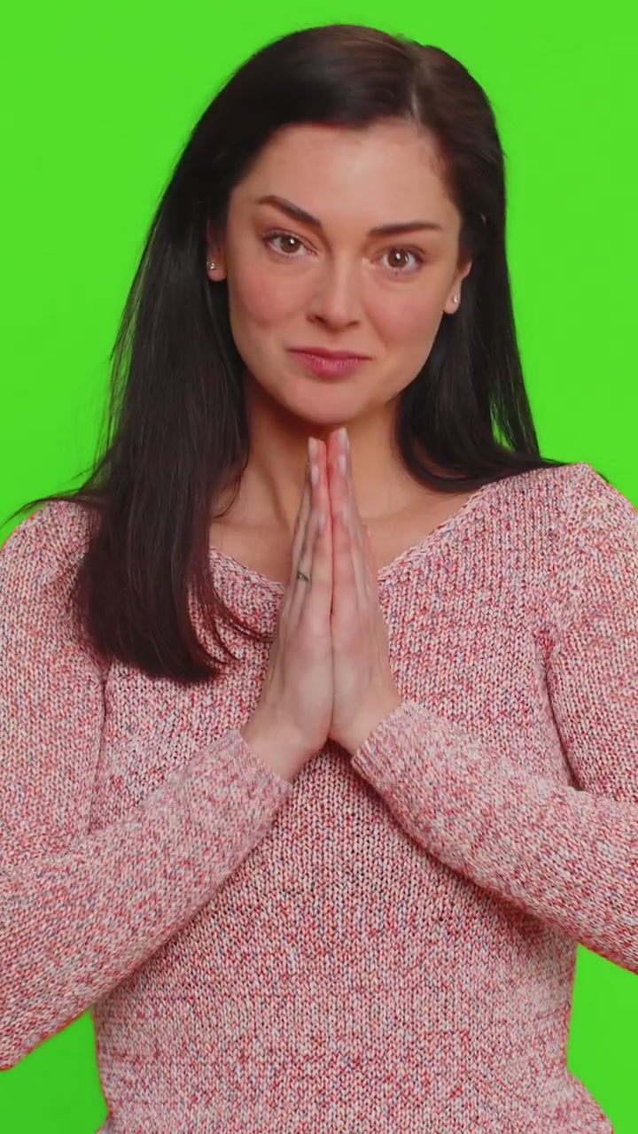 Giovane donna che prega sinceramente Dio, chiedendo perdono, implorando scusa e aiuto, con espressione supplichevole.