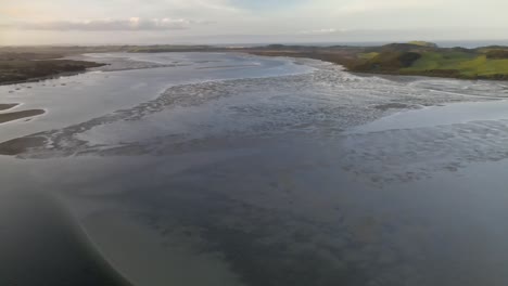 Voller-Blick-Auf-Den-Hafen-In-Pukenui,-Neuseeland,-Herrliche-Küste-Und-Bergkette