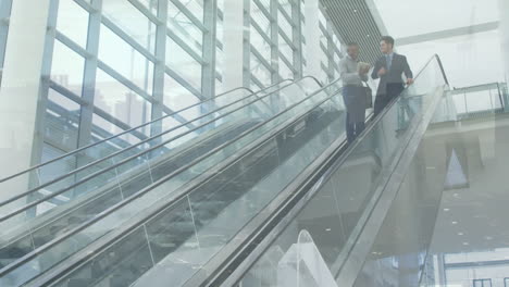 diversos colegas de negocios masculinos con tableta hablando en la escalera mecánica, sobre el paisaje urbano