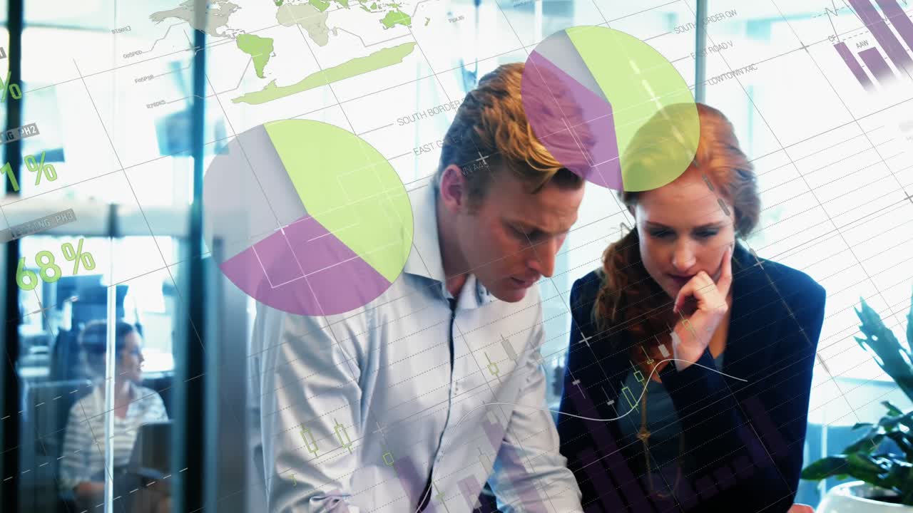 animación de procesamiento de datos sobre hombre y mujer caucásicos discutiendo en la computadora portátil en la oficina.