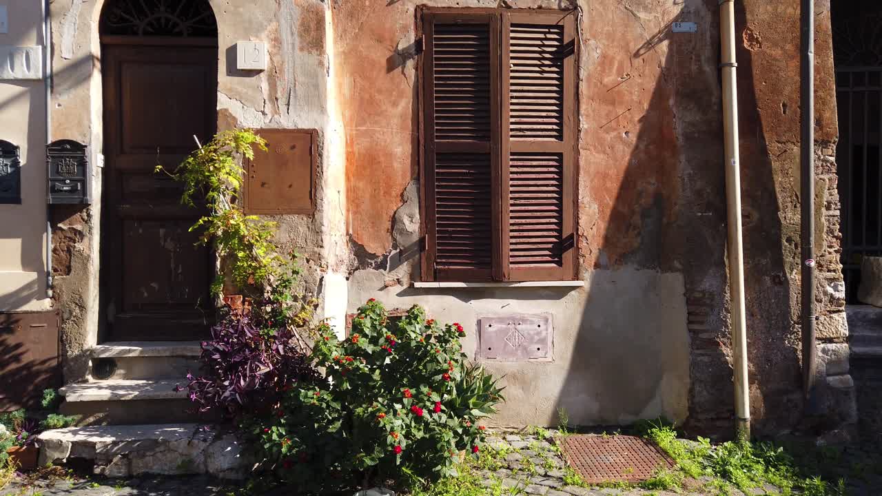 중세 마을의 분위기를 간직한 이탈리아 로마의 보르게토 디 오스티아(borghetto di ostia)에 있는 오래된 건물의 외관