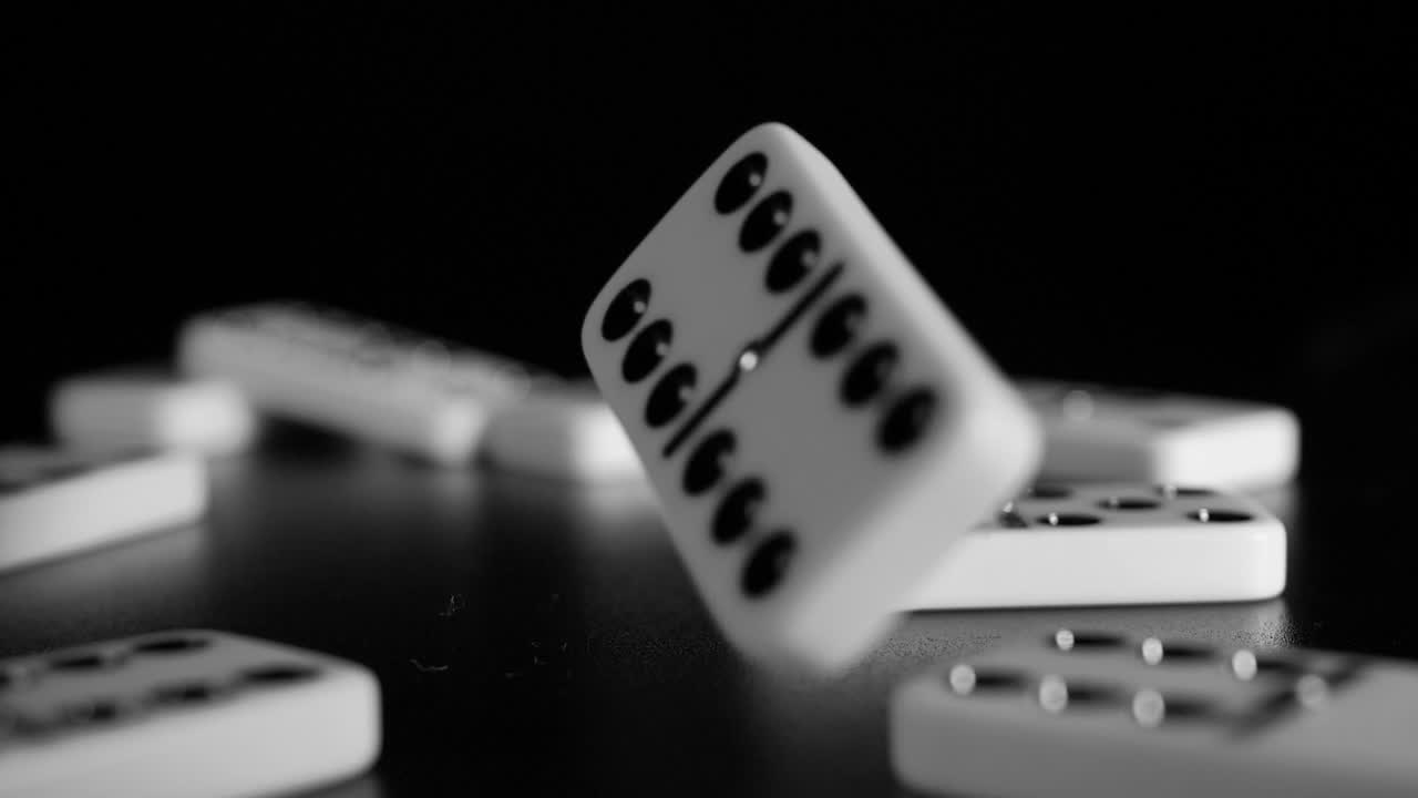 los dados de dominó blancos caen sobre un fondo negro