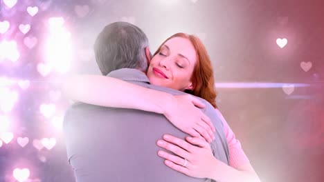 Una pareja feliz abrazándose.
