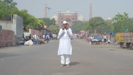 Muslimischer-Mann,-Der-Tagsüber-Am-Eid-Fest-Namaz-Liest