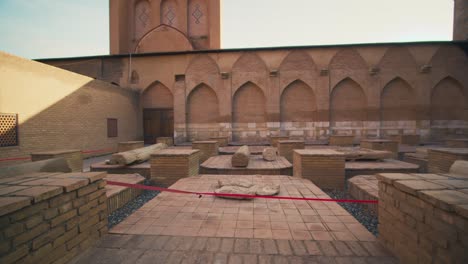 dentro de samarcanda, uzbekistán, se encuentra la mezquita de bibi khanum, construida por tamerlan a principios del siglo xv.
