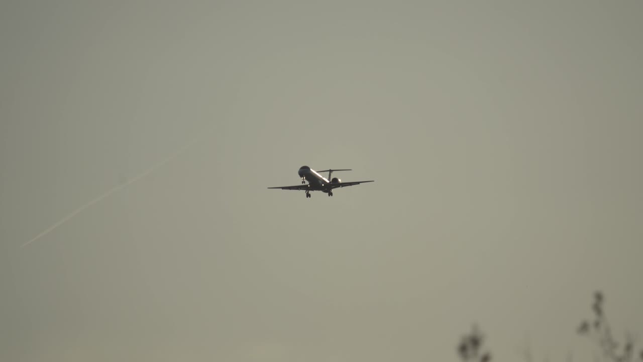 비행기가 시간에 착륙 강한 바람