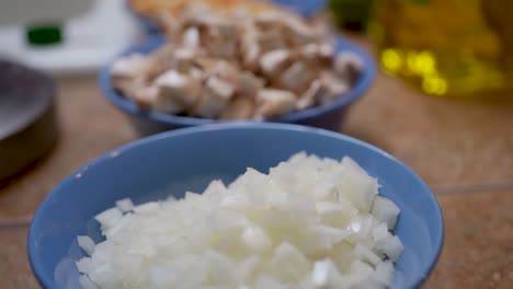 Muévase-Hacia-Adelante-Sobre-Cebollas-Picadas,-Champiñones,-Garbanzos-Y-Otros-Ingredientes-Para-Una-Receta-Casera