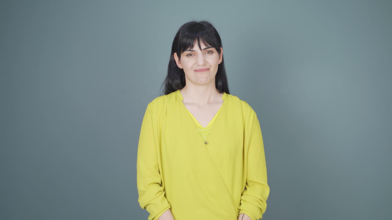 부정적인 표정으로 카메라를 바라보는 여자.