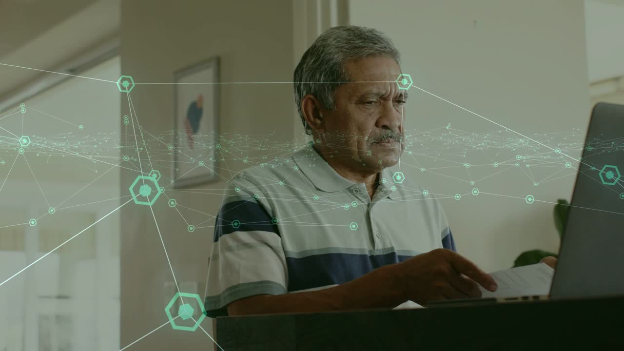 Ældre mand løfter papirer, scanner dem og skifter til sin bærbare computer, mens en teknologisk overlejring driver, og han træffer en beslutning.