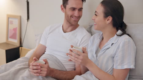 pareja, mañana y café en la cama hablando