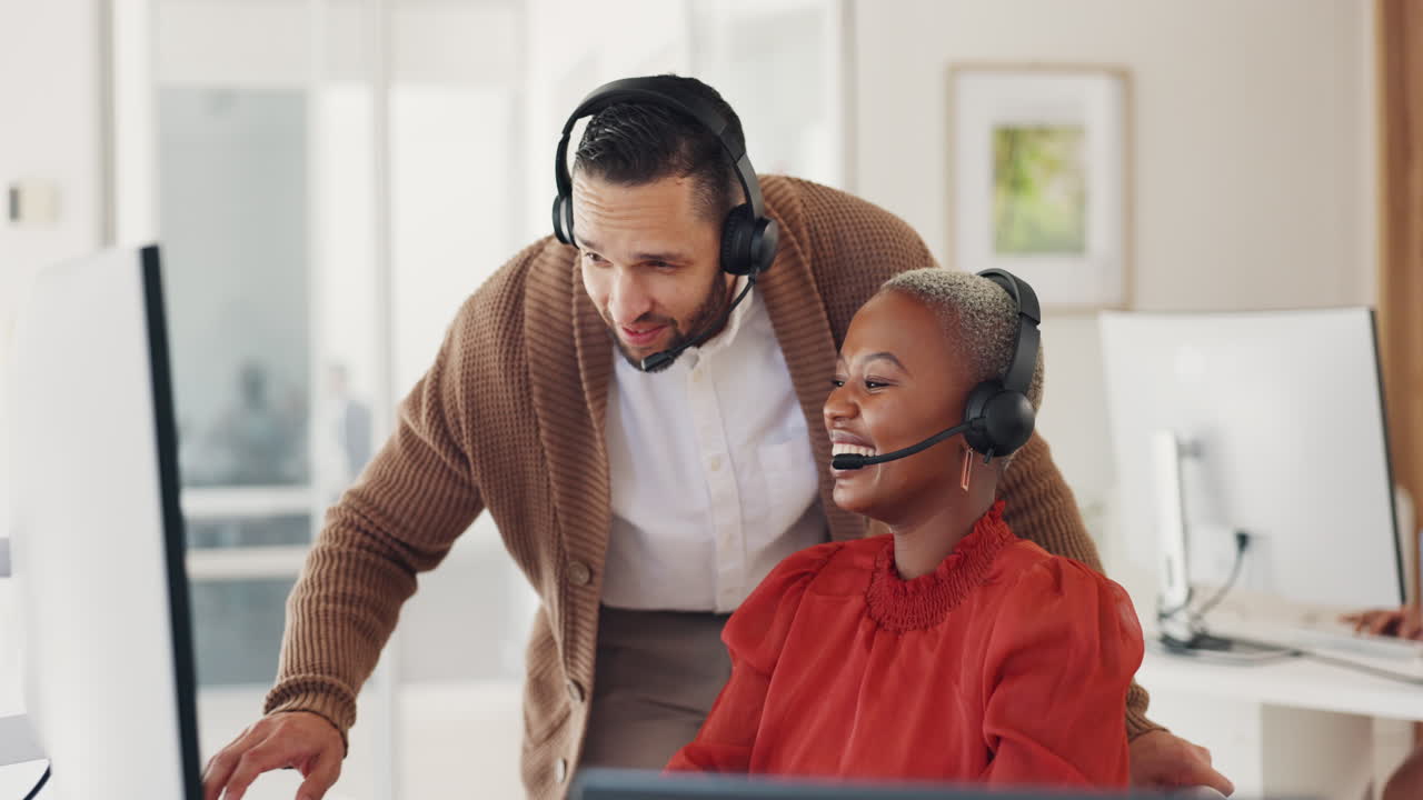 mujer negra, líder o gerente de un centro de llamadas