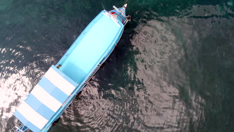 vista aérea de un barco en el mar