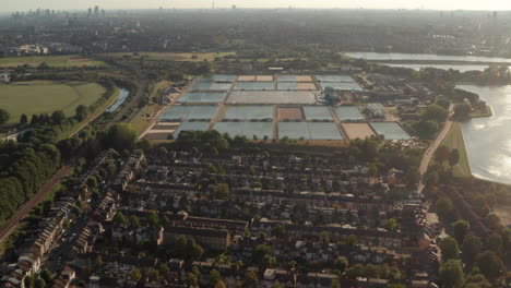 Control-Deslizante-Aéreo-Sobre-La-Planta-De-Abastecimiento-De-Agua-Y-El-Vecindario-De-Walthamstow