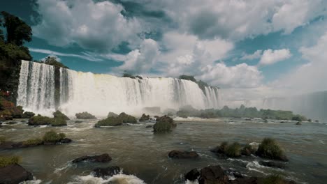 las cascadas más grandes de iguazu caen en el sur de brasil bajo un paisaje nublado.