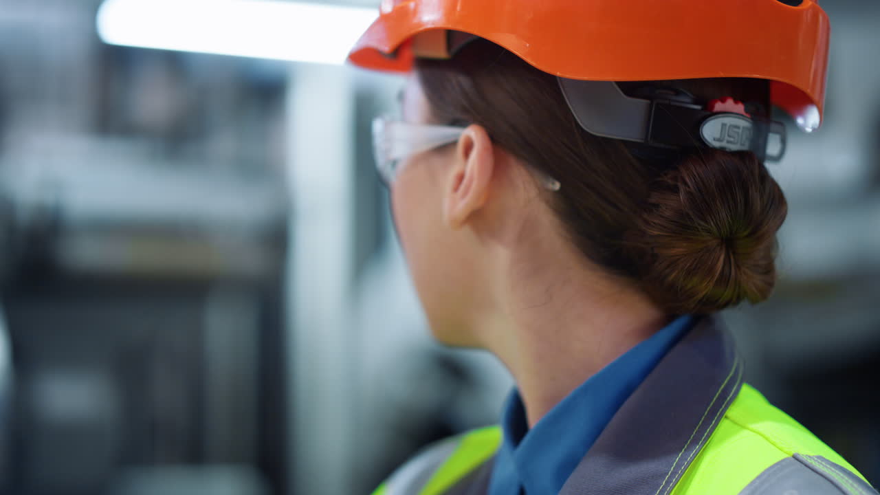 en primer plano, un ingeniero industrial trabajando en una fábrica de producción moderna.