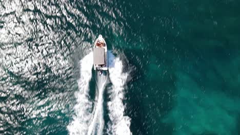 aire arriba hacia abajo subiendo, pequeñas velocidades de barco en el agua azul turquesa del océano, turista