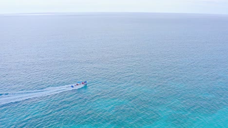 Barco-Navega-En-El-Mar-Cerca-De-Eagles-Bay-En-República-Dominicana