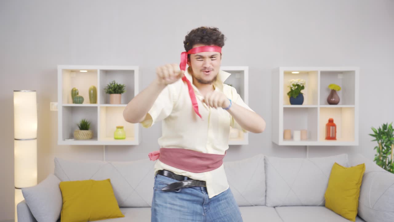 hombre boxeando en casa de una manera divertida.