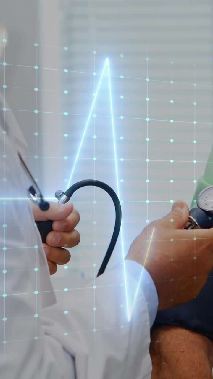 Animazione di un monitor della frequenza cardiaca su un medico maschio caucasico che controlla la pressione sanguigna di un paziente maschio.
