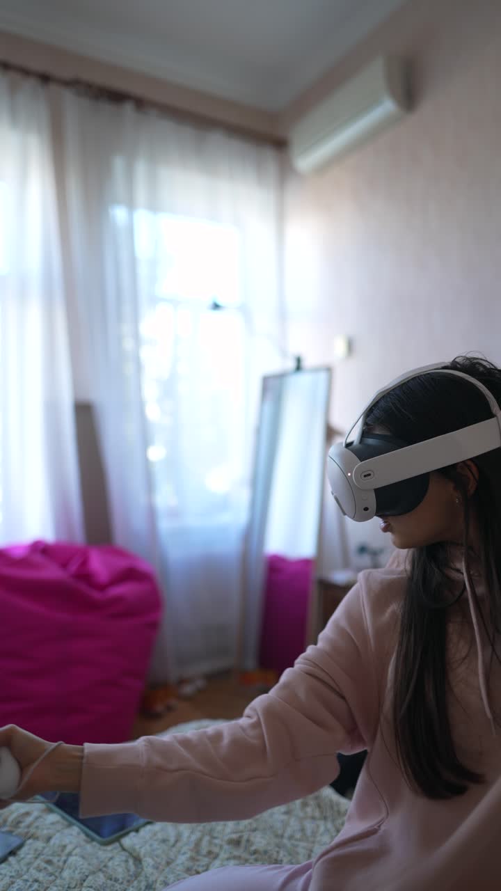 mujer con auriculares vr y jugando a un juego