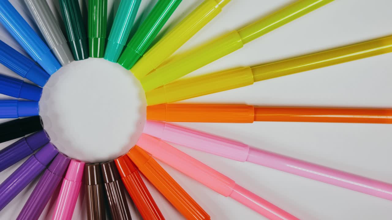 턴 테이블에 펜을 느다. 마커 스핀 회전. 회전, 패턴을 만들고, 디자인 모양 원을 만니다. 상단 뷰, 평평한 레이.