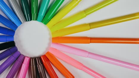 el bolígrafo se sintió en el tocadiscos. el marcador girar girar. girar, crear patrón, hacer el diseño de la forma del círculo. vista superior, colocación plana