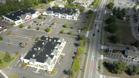 volar sobre imágenes de drones aéreos en el centro de falmouth, maine, estados unidos