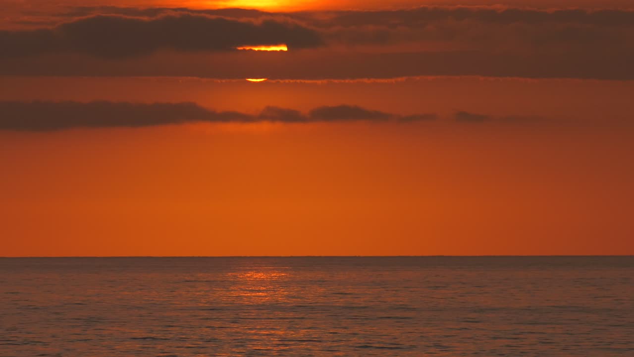 구름을 통해 큰 태양, 해가 뜨면 바다 지평선, 지중해