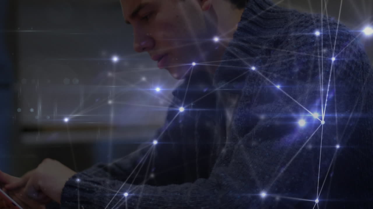 animación de redes de conexiones con iconos sobre el hombre usando teléfono inteligente