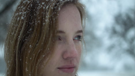 Mujer-Feliz-Afuera-En-Cámara-Lenta-Nieve-Invernal-Mientras-Los-Copos-De-Nieve-Caen-En-Cámara-Lenta-Cinematográfica