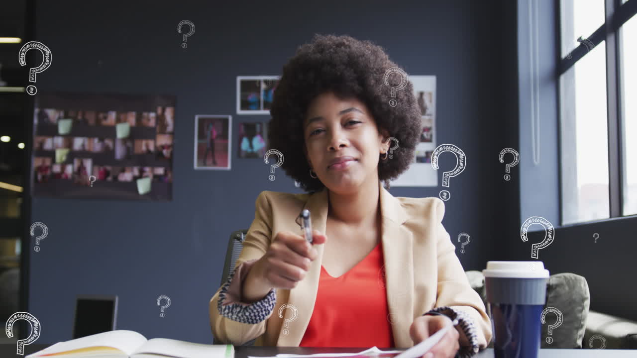 animación del símbolo del signo de interrogación sobre mujer de negocios biracial con pelo afro escribiendo en el libro.
