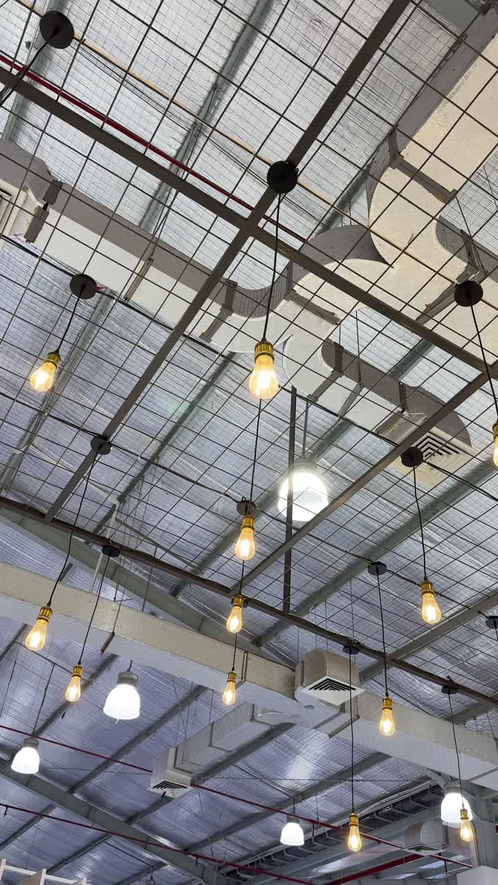 Soffitto industriale con lampadine Edison pendenti