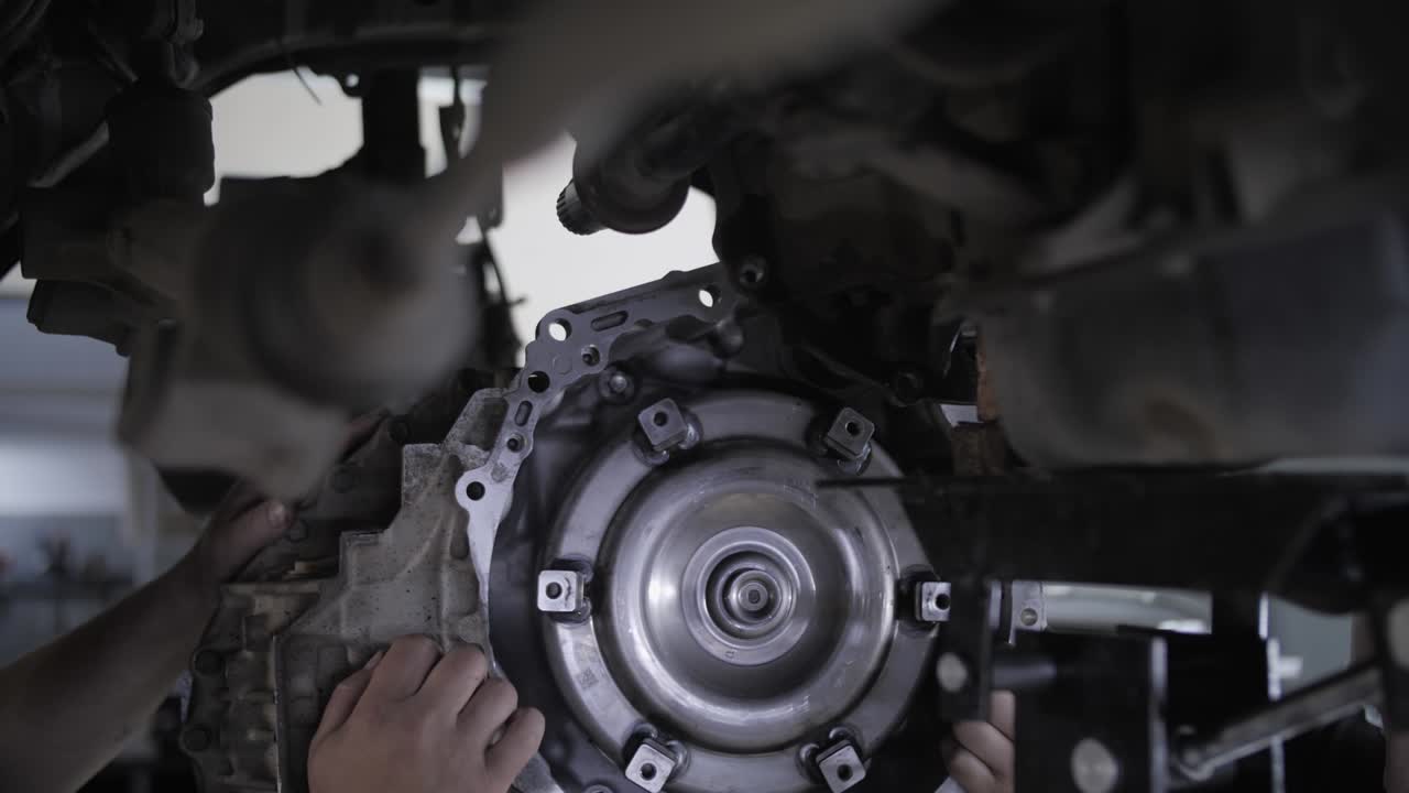 instalación de la caja de cambios en el automóvil