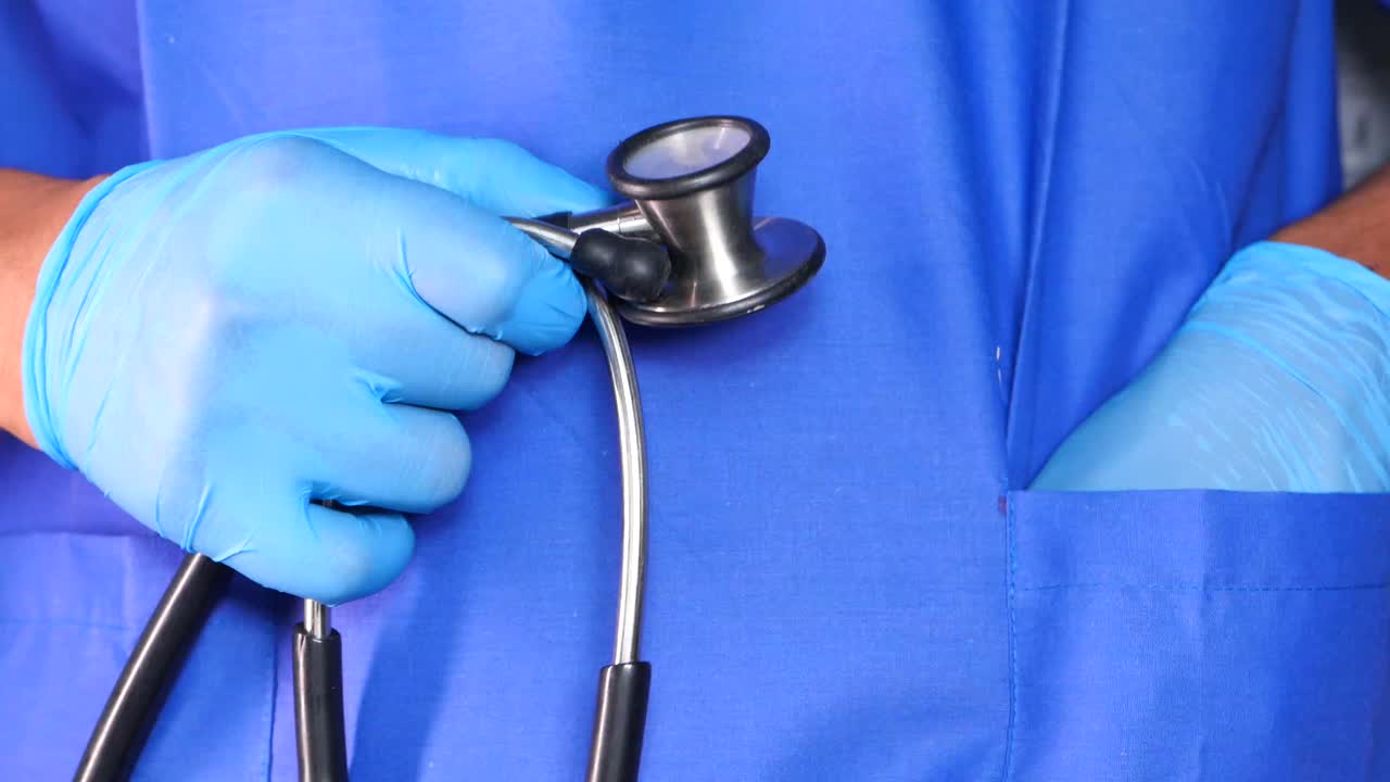 Médico examinando a un paciente con estetoscopio