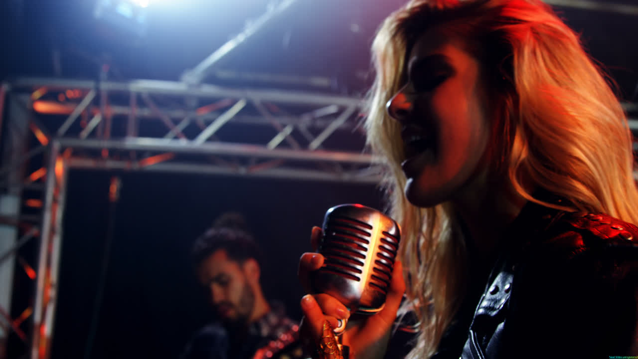 콘서트 무대에서 공연하는 가수 4k