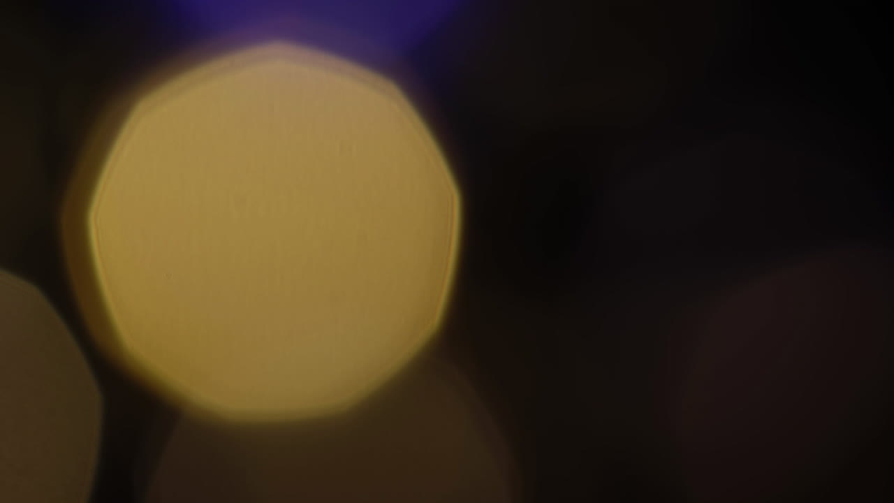 la luz multicolor filtra imágenes de 4k sobre fondo negro, vídeo estilizado, transiciones, efecto bokeh