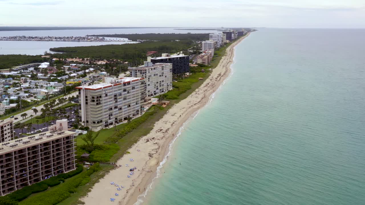 playas y centros turísticos de la costa de florida en la isla tropical de hutchinson, antena