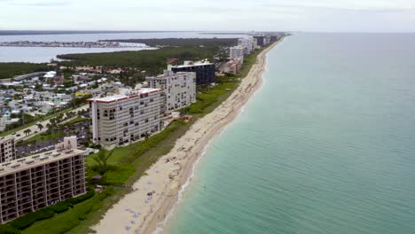 playas y centros turísticos de la costa de florida en la isla tropical de hutchinson, antena