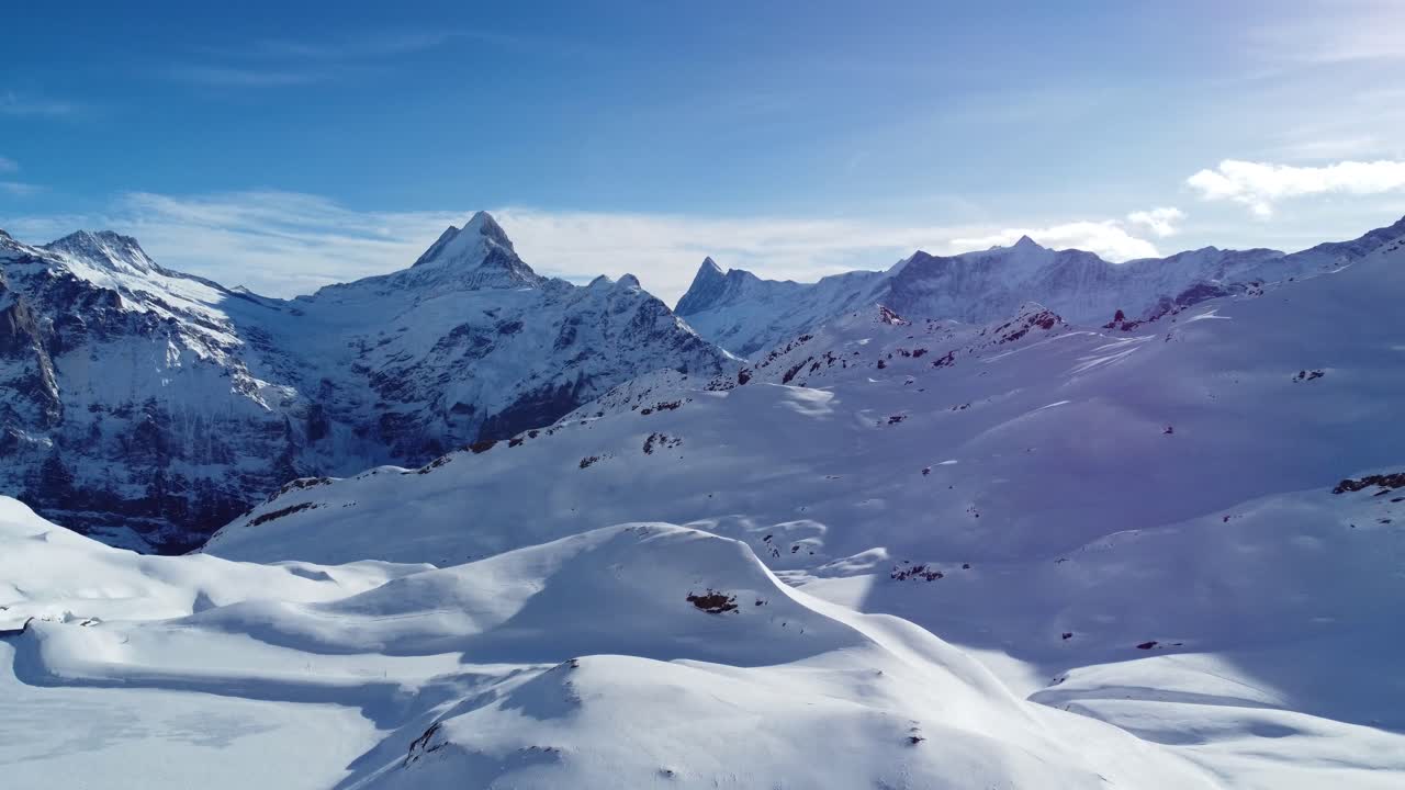 Svizzera, Grindelwald: vista del Monte First in inverno, riprese drone 4K