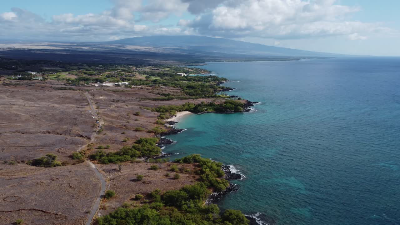 Ripresa drone cinematica 4K del deserto e del vulcano sullo sfondo, sulla costa vicino a Kona, sull'Isola Grande delle Hawaii.