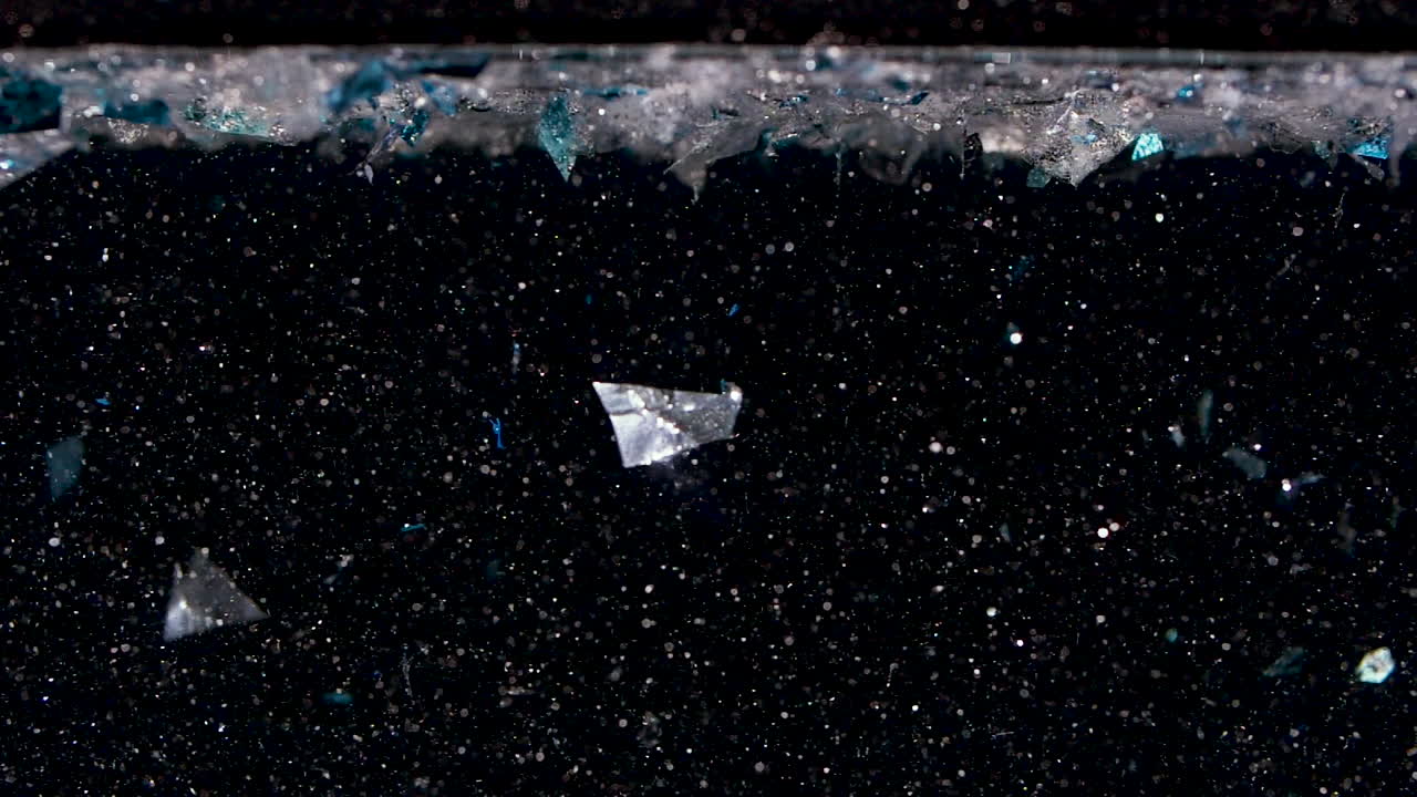 파란색과 은색의 반 ⁇ 이는 물에 회전하는 작은 반 ⁇ 이는 아스트랄 배경