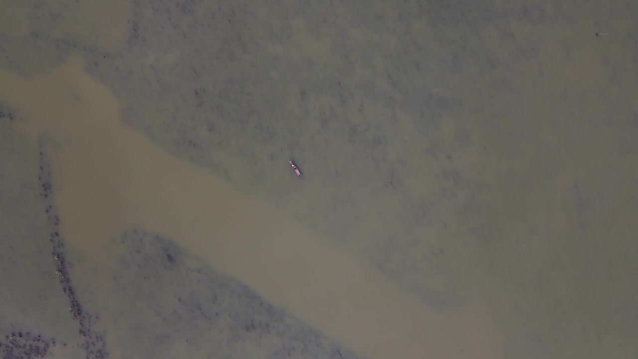 Vista aerea rotante in picchiata di un piccolo peschereccio in mezzo all'oceano