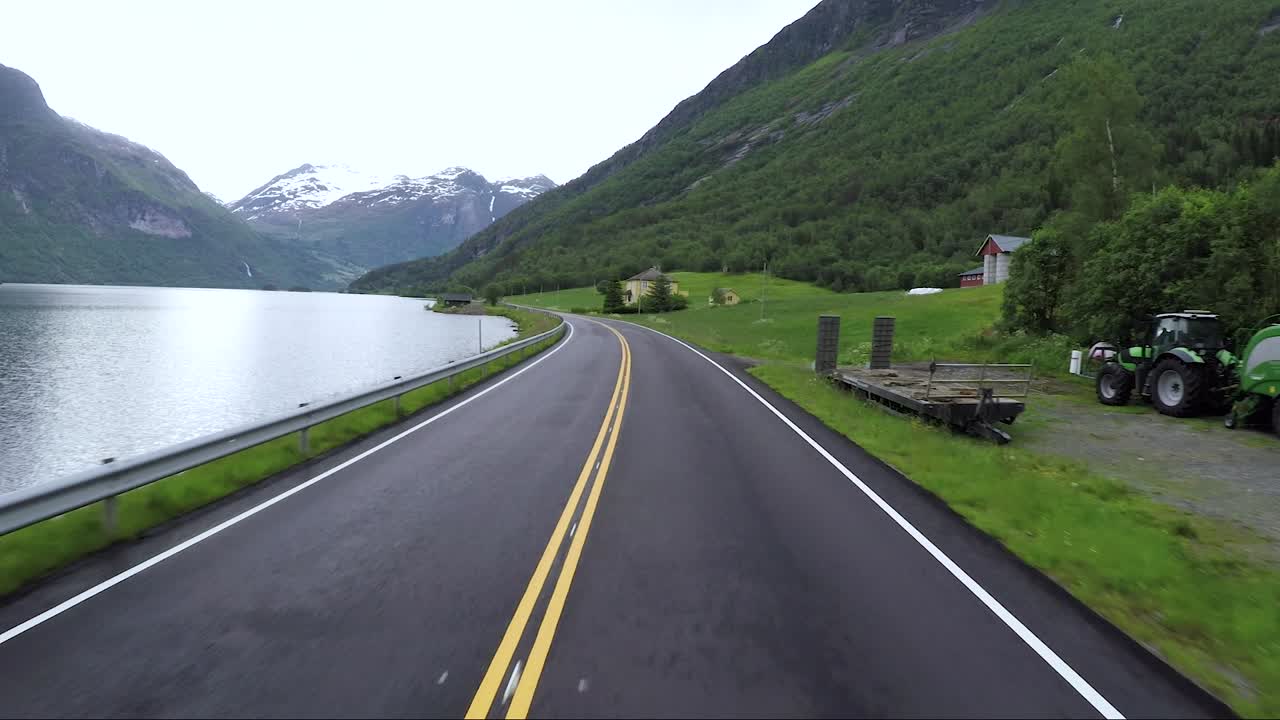 노르웨이 도로에서 차를 운전하다