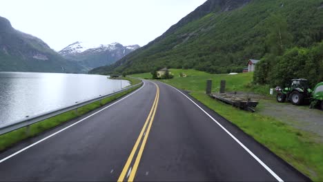conducir un coche en una carretera en noruega