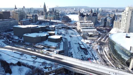 Camioneros-Y-Personas-Acuden-En-Masa-A-Las-Calles-De-Ottawa-Para-Protestar-Por-Las-Restricciones-Covid-19-Y-Los-Mandatos-De-Vacunación---Vista-Aérea