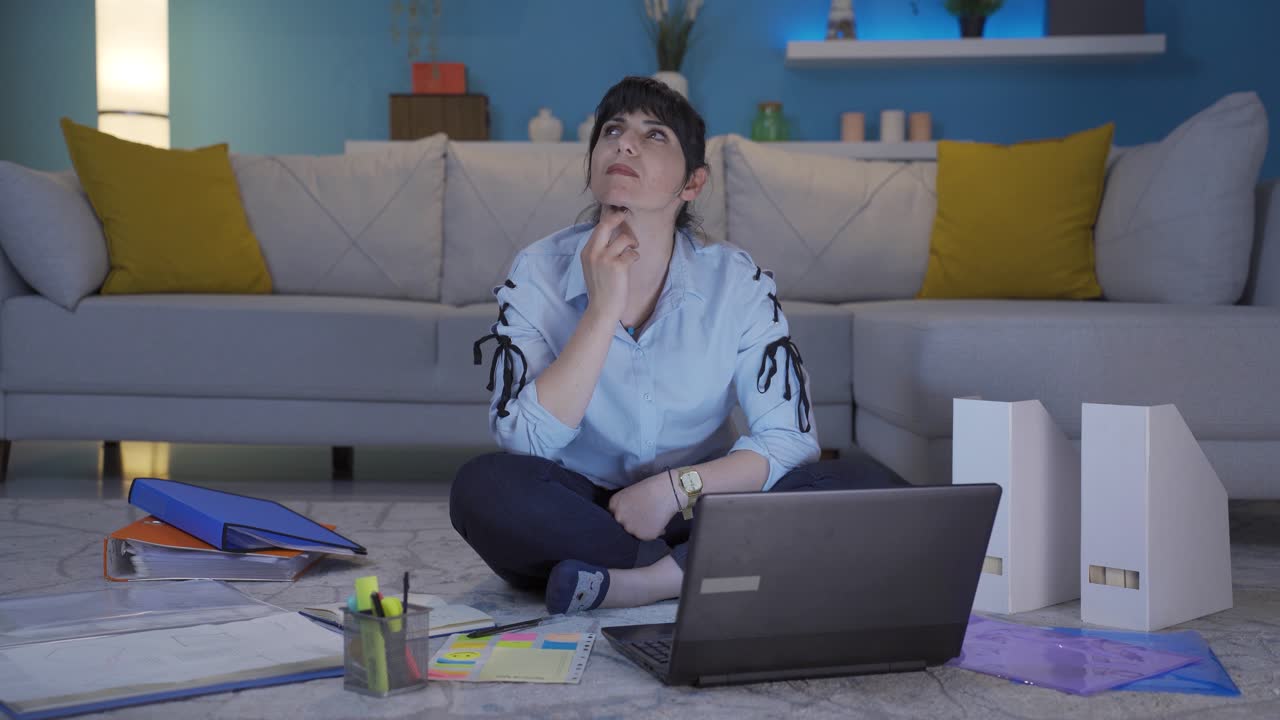 trabajadora de oficina en casa, mujer cuidadosa.