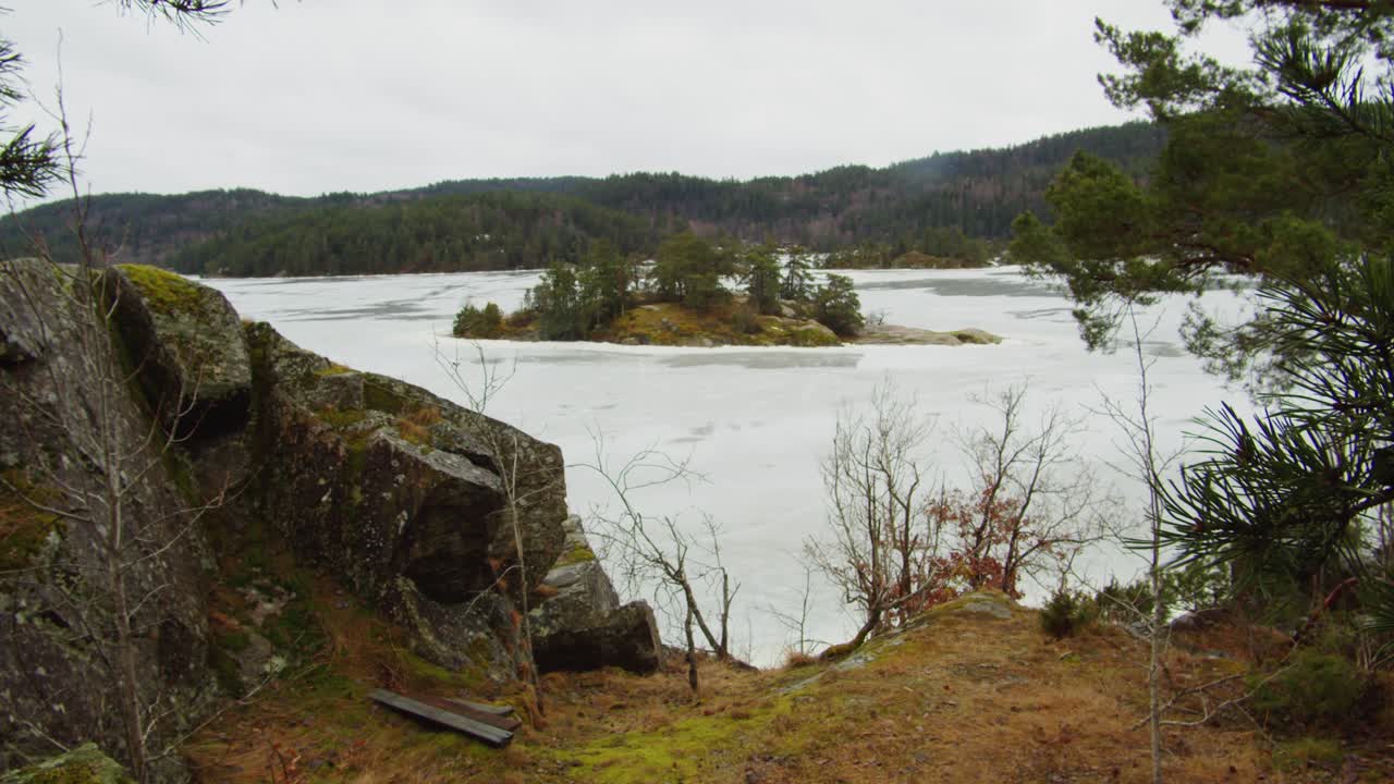 Handgehaltene Perspektive: Vollsfjorden Norwegen, Wasser zwischen Felsen, Bäumen, Fjordlandschaft, Natur
