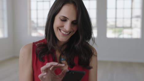 Retrato-De-Una-Mujer-Elegante-Sonriendo-Feliz-Disfrutando-De-Mensajes-De-Texto-Navegando-Usando-Tecnología-Móvil-De-Teléfono-Inteligente-Hermosa-Mujer-Compartiendo-Comunicación