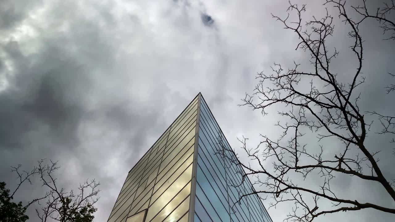 코펜하겐의 aalborg 대학 유리 v 형식 건물, 타임 스 비디오.