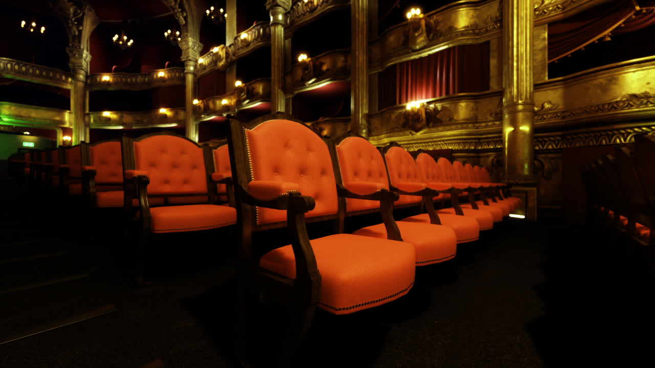 Elegante teatro dorato con colonne ornate e luci scintillanti